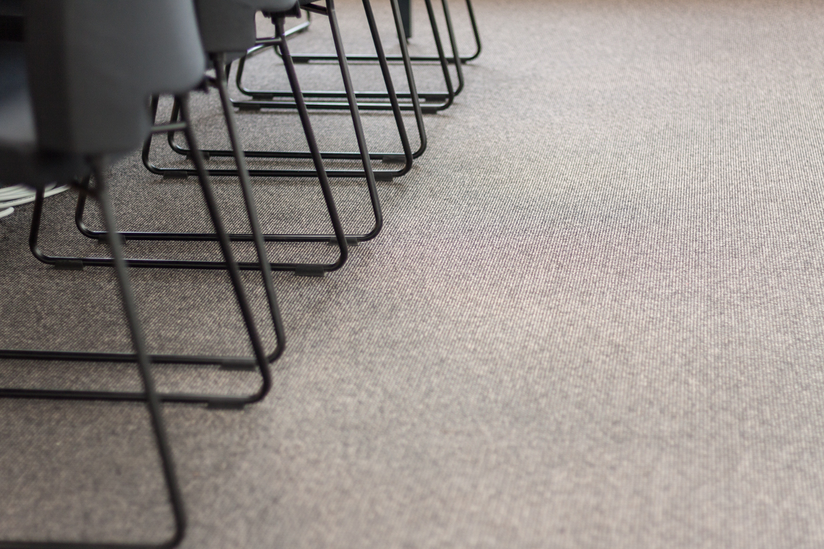 Budai vállalat irodája - tárgyalók szőnyegezése Anker Grid szőnyeggel