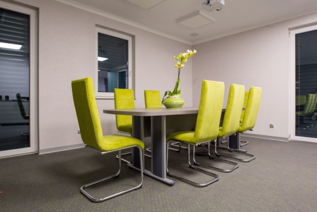 Budaörsi vállalat irodája - irodák és tárgyalók szőnyegezése Vorwerk Contura Design SL modulszőnyeggel