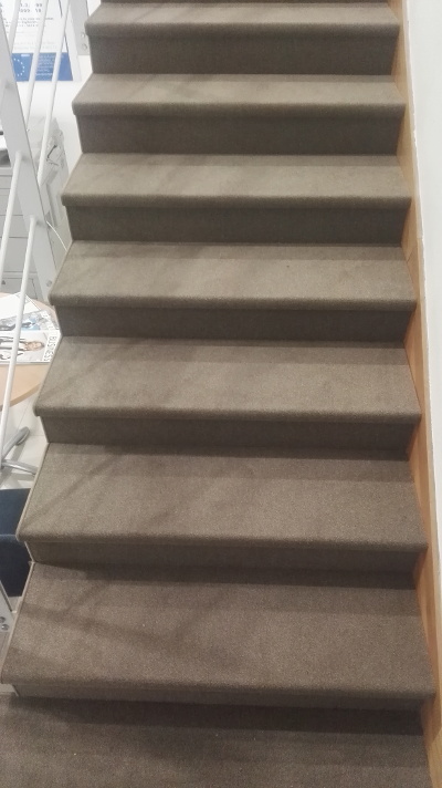 Szigetszentmiklósi iroda - lépcsőszőnyegezés Anker Delta szőnyeggel
